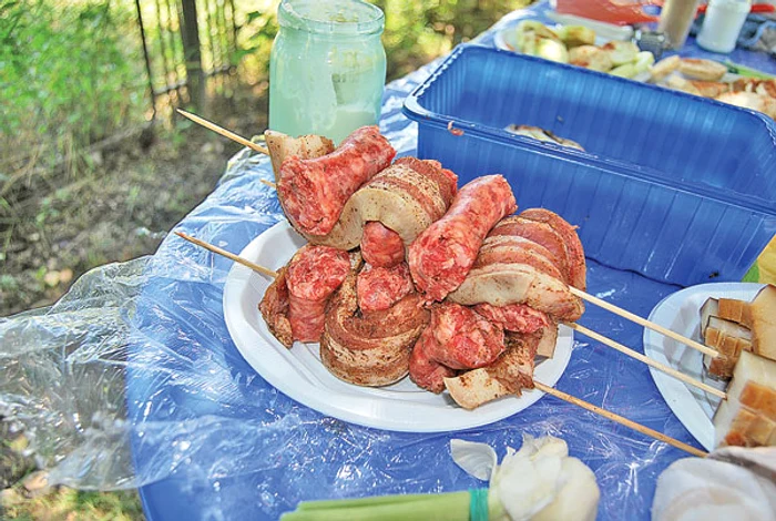 Piept de porc ţinut în baiţ cu condimente sos de vin şi rozmarin şi cârnaţi de porc