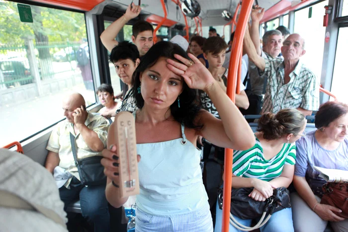 
    Călătorii îndură temperaturi de 40 de grade Celsius în autobuzele Mercedesfoto: Click!  