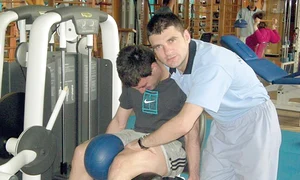 Kinetoterapeutul fotbaliștilor de la Steaua, Ovidiu Kurti, o ajută pe actriță să se recupereze jpeg