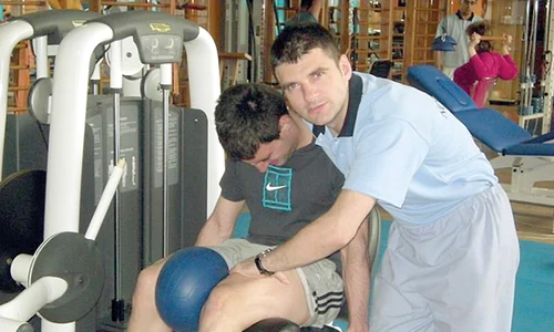 Kinetoterapeutul fotbaliștilor de la Steaua, Ovidiu Kurti, o ajută pe actriță să se recupereze jpeg