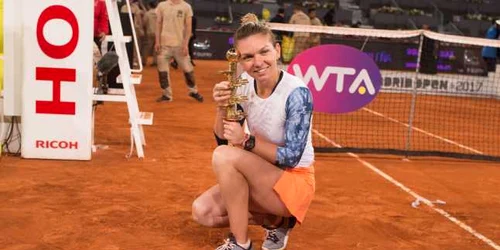 Simona Halep cu trofeul de la Madrid FOTO Getty Images