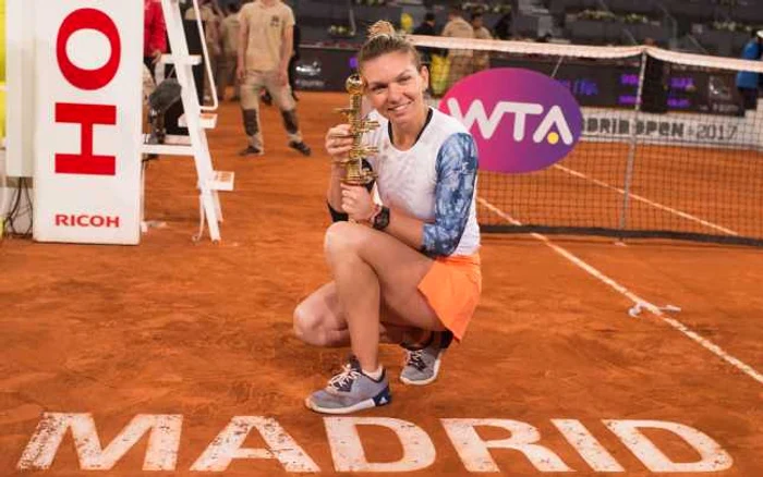 Simona Halep cu trofeul de la Madrid FOTO Getty Images