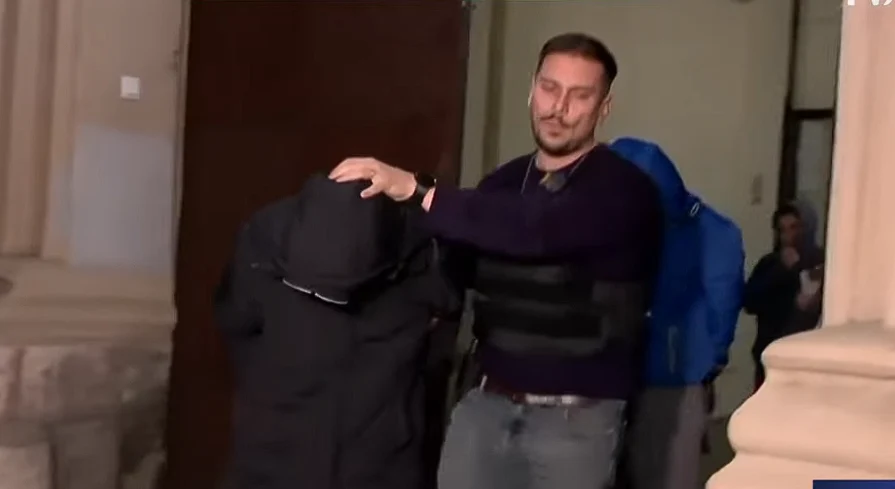 Băiatul de 13 ani acuzat de crimă a fost internat într-un centru al Protecției Copilului, în izolare, împreună cu mama sa. Elevul nu a intrat la cursurile online