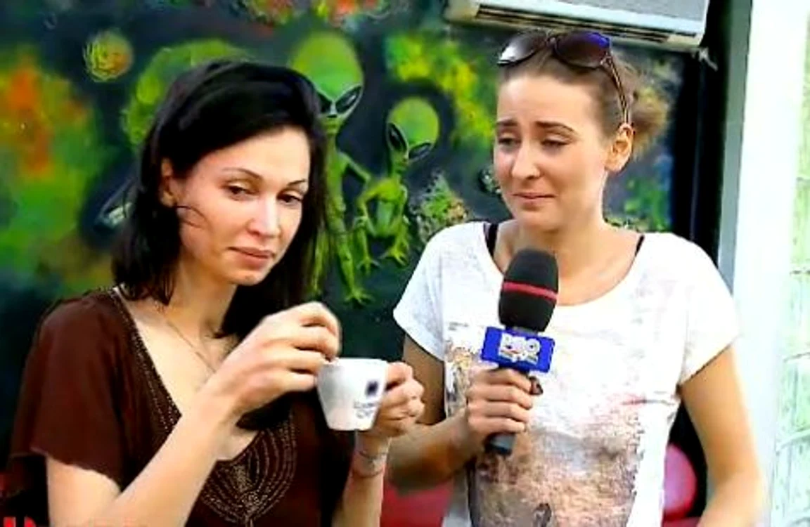 În timp ce micuţii plângeau de mama focului, Nicoleta îşi savura liniştită cafeaua (captură: PRO TV)