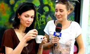 În timp ce micuţii plângeau de mama focului, Nicoleta îşi savura liniştită cafeaua (captură: PRO TV) jpeg