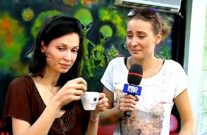 În timp ce micuţii plângeau de mama focului, Nicoleta îşi savura liniştită cafeaua (captură: PRO TV)