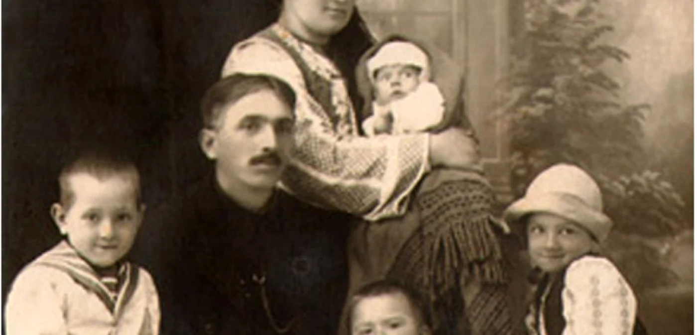 Ion (Iancu) şi Laurenţia Arnăuţoiu, împreună cu patru dintre copii. Sursa foto: Arhivă personală Ioana-Raluca Voicu-Arnăuţoiu