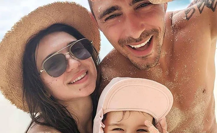 
    Alături de soţia  şi de fetiţa lor  