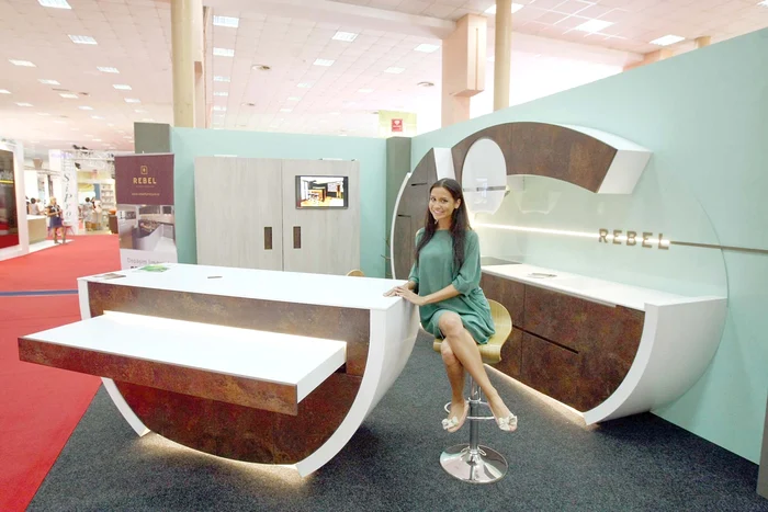 Andra ne prezintă una dintre atracţiile târgului, bucătăria Soho, care costă 30.000 de euroFoto: Dorin Constanda