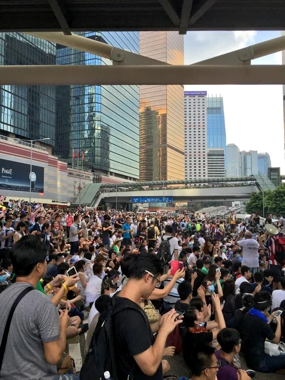 Protestele din Hong Kong au degenerat şi poliţia a intervenit în forţă