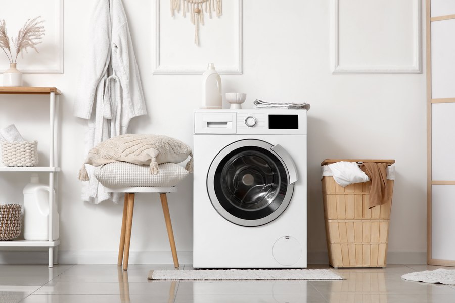 Ai rămas fără detergent, dar ai rufe de spălat? Iată cu ce îl poți înlocui folosind lucruri pe care le ai deja în casă