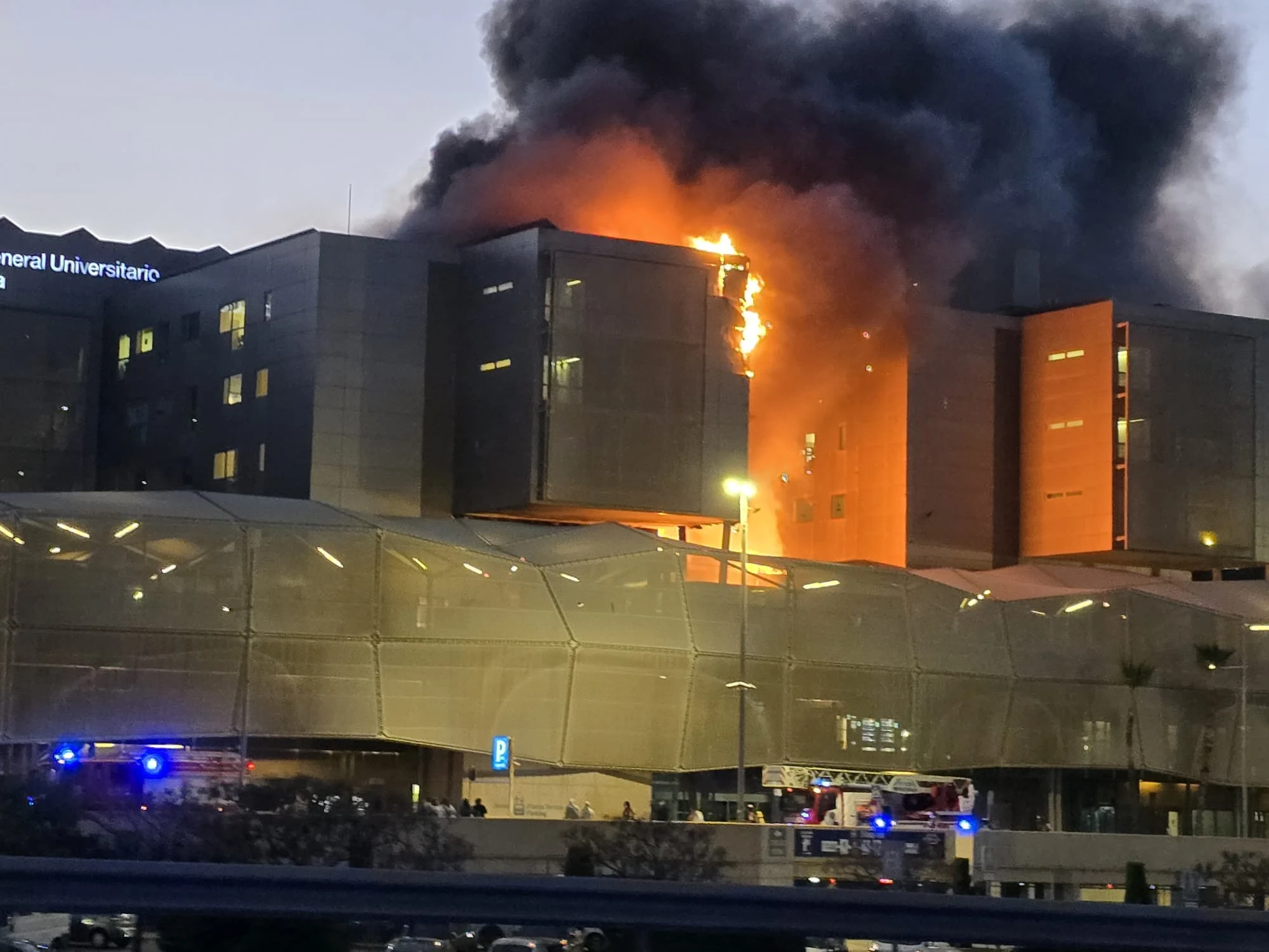 Incendiu violent la un spital din Spania: personal și pacienți, evacuați în siguranță