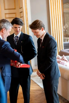 Contele Felix de Monpezat și Contele Nikolai de Monpezat, medaliați de unchiul lor, Regele Frederik. FOTO: Casa Regală daneză