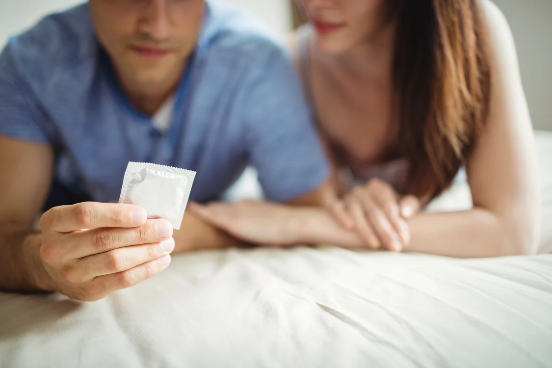 
    Cel mai simplu mod de a nu ejacula prea rapid este folosirea prezerativuluifoto: 123RF  
