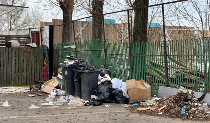 Gunoaie aruncate in statiunea Mamaia foto primaria Constanta