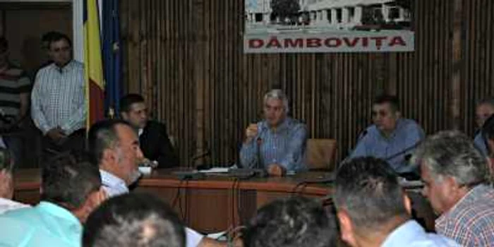 Adrian Ţuţuianu, preşedintele CJD, a făcut apel către constructorii implicaţi să respecte prevederile contractuale şi documentaţiile tehnice şi economice în vederea executării unor lucrări de calitate