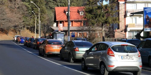 Turiştii întârziaţi vor urca spre munte, pe DN1. Foto Adelina Anei