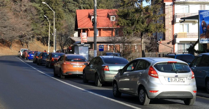Turiştii întârziaţi vor urca spre munte, pe DN1. Foto Adelina Anei