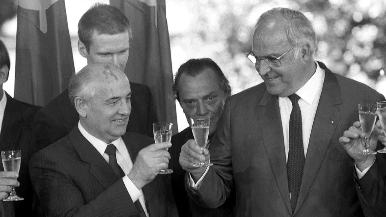 Helmut Kohl (dreapta) spunea despre Mihail Gorbaciov (stânga) că a fost un „ratat“