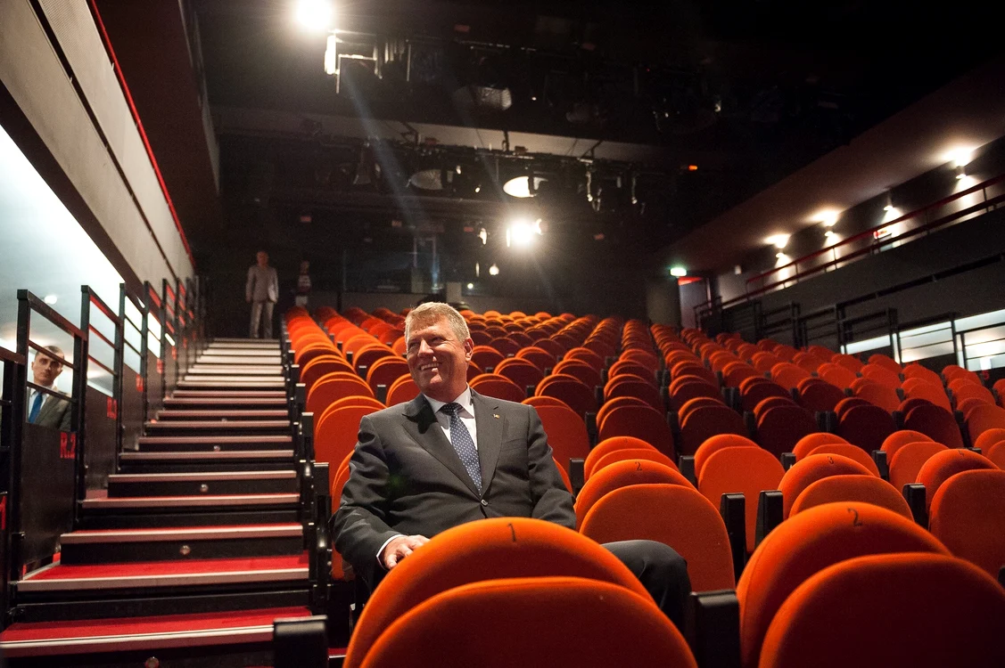 
    Iohannis a salutat şi actorii care se aflau în acel moment la repetiţiiFoto Arhivă Personală  