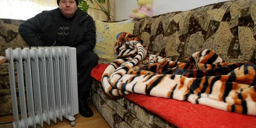 La fel ca pe vremea comunismului, gălăţenii înfriguraţi stau în casă îmbrăcaţi cu paltoanele