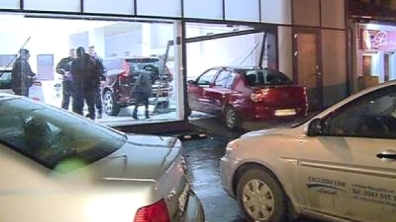 O șoferiță a intrat cu autoturismul într-un showroom(foto:rtv.net)