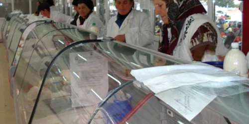 Bacău: Oierii băcăuani mai vând brânză doar în zi de leafă