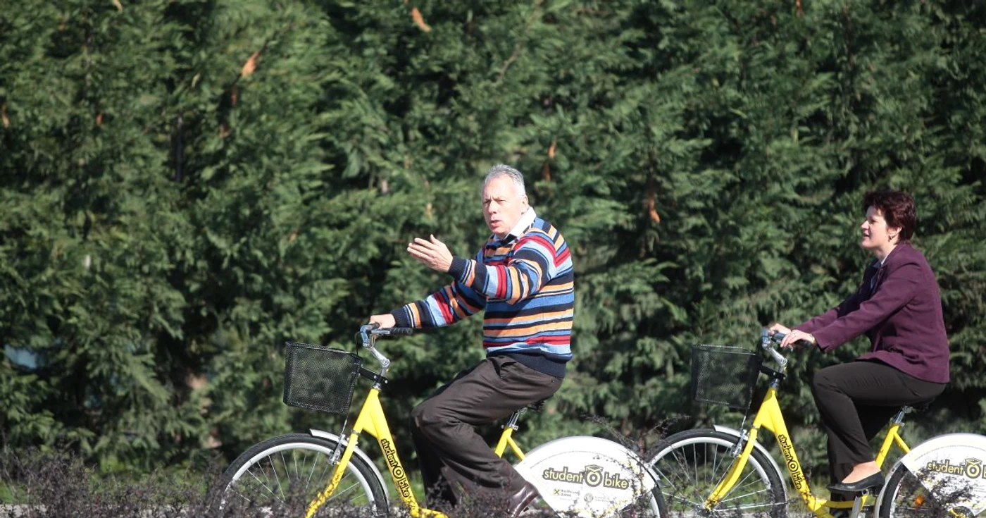 Ministrul Mediului a fost primul care a testat bicicletele pentru studenţi / Foto: Thomas Câmpean