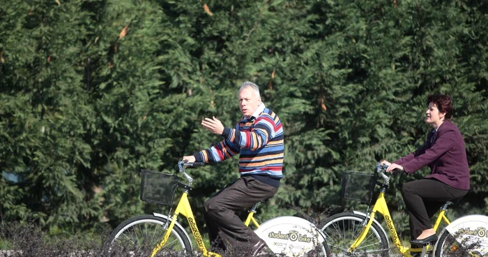 Ministrul Mediului a fost primul care a testat bicicletele pentru studenţi / Foto: Thomas Câmpean