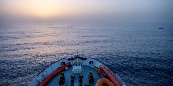Vedere generală spre mare de la bordul vasului „Aquarius“ al ONG-ului „SOS Mediterranee“ la răsăritul soarelui în timpul unei misiuni de patrulare pentru salvarea migranţilor la aproximativ 50 de kilometri de coasta libiană în Marea Mediterană FOTO E