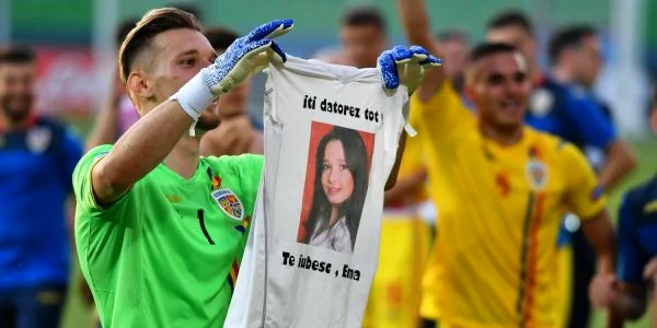 Ionut Radu tricou cu sora lui FOTO EPA-EFE