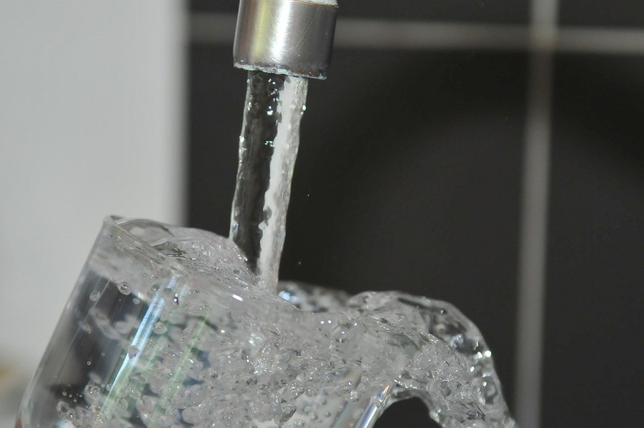 Apă contaminată cu arsen în două comune din Prahova. Direcția de Sănătate Publică a interzis consumul