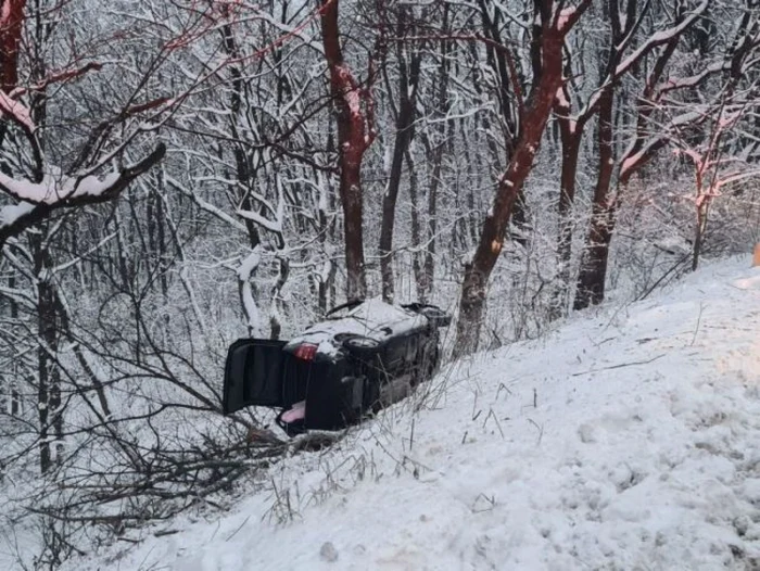 Autoturismul a ajuns în pădure FOTO botosaneanul.ro