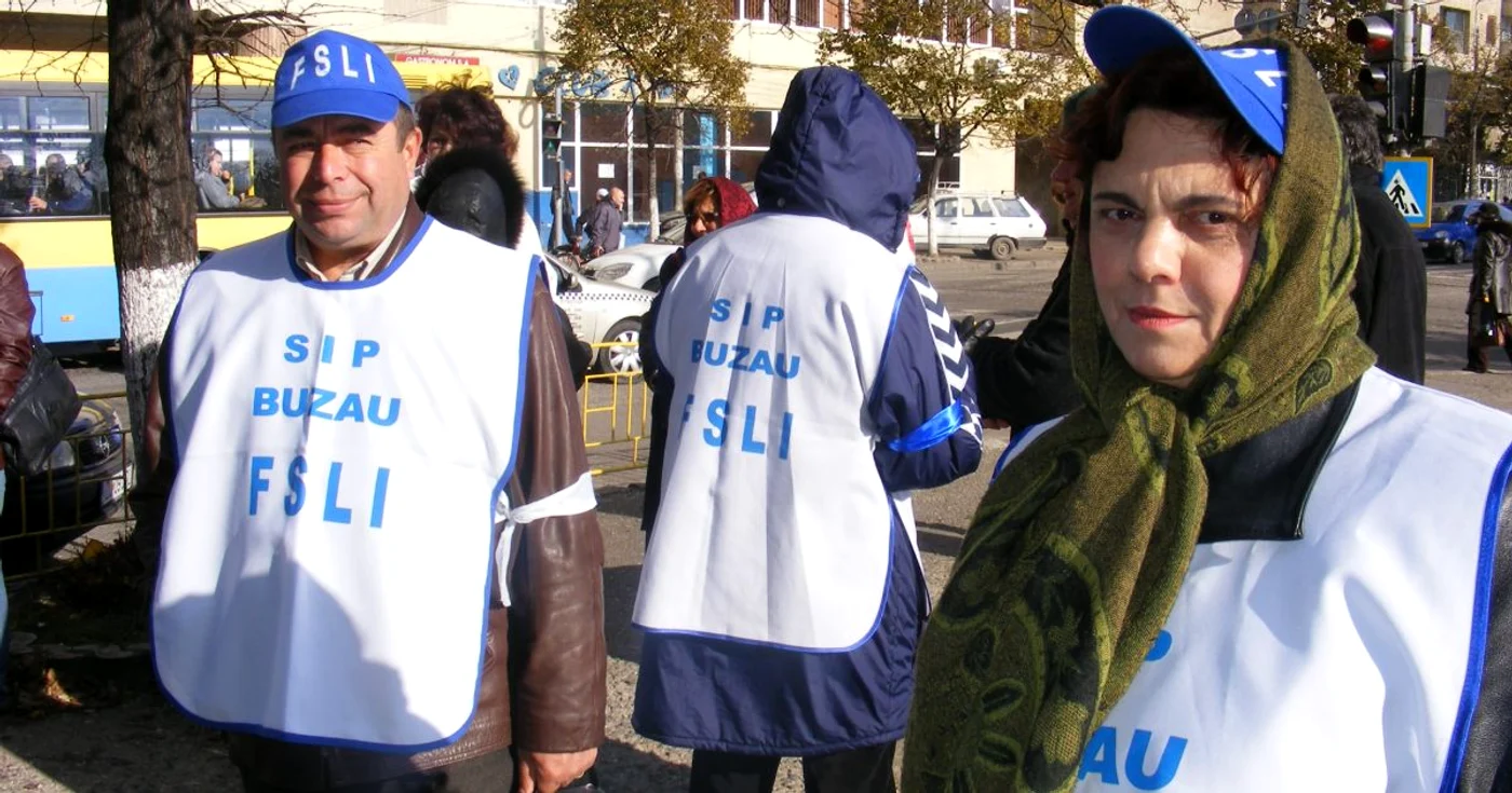 Profesorii au venit în număr mic la acţiunea de pichetare a sediului PD-L