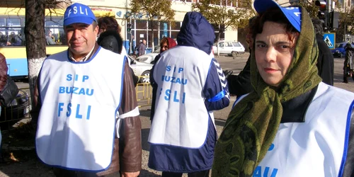 Profesorii au venit în număr mic la acţiunea de pichetare a sediului PD-L
