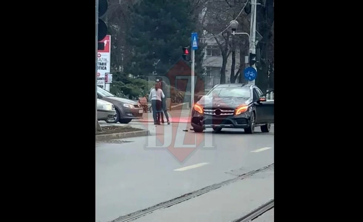 Bătaie între două fete, după un accident rutier la Iaşi / FOTO: bzi.ro
