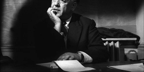 Eugen Ionescu stând la birou   portret alb negru GettyImages jpg