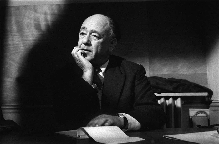 Eugen Ionescu stând la birou - portret alb negru GettyImages