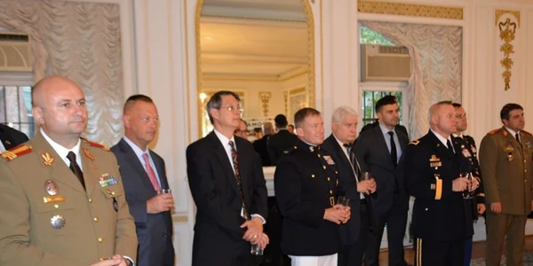 Receptie la Ambasada Romaniei la Washington cu ocazia vizitei in SUA a ministrului AparariI Nationale Mihai Fifor FOTO Ambasada Romaniei la Washington