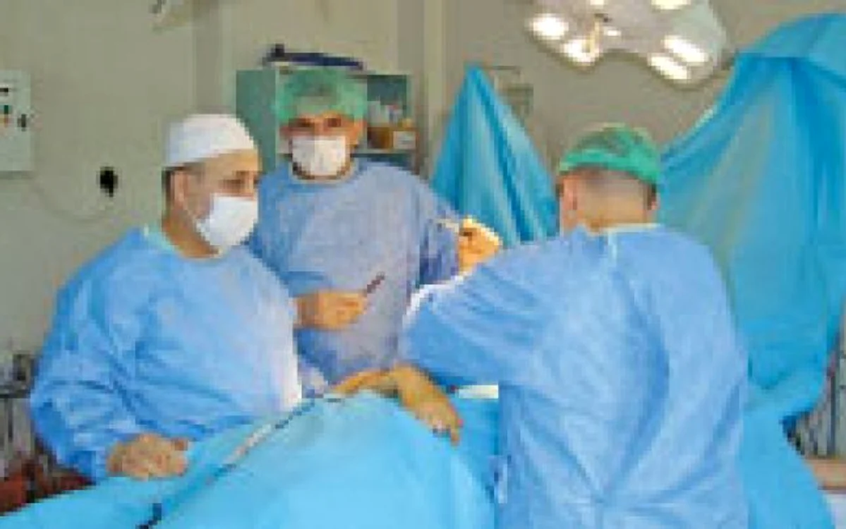 Medicul este autor a peste 12.000 de intervenţii chirugicale