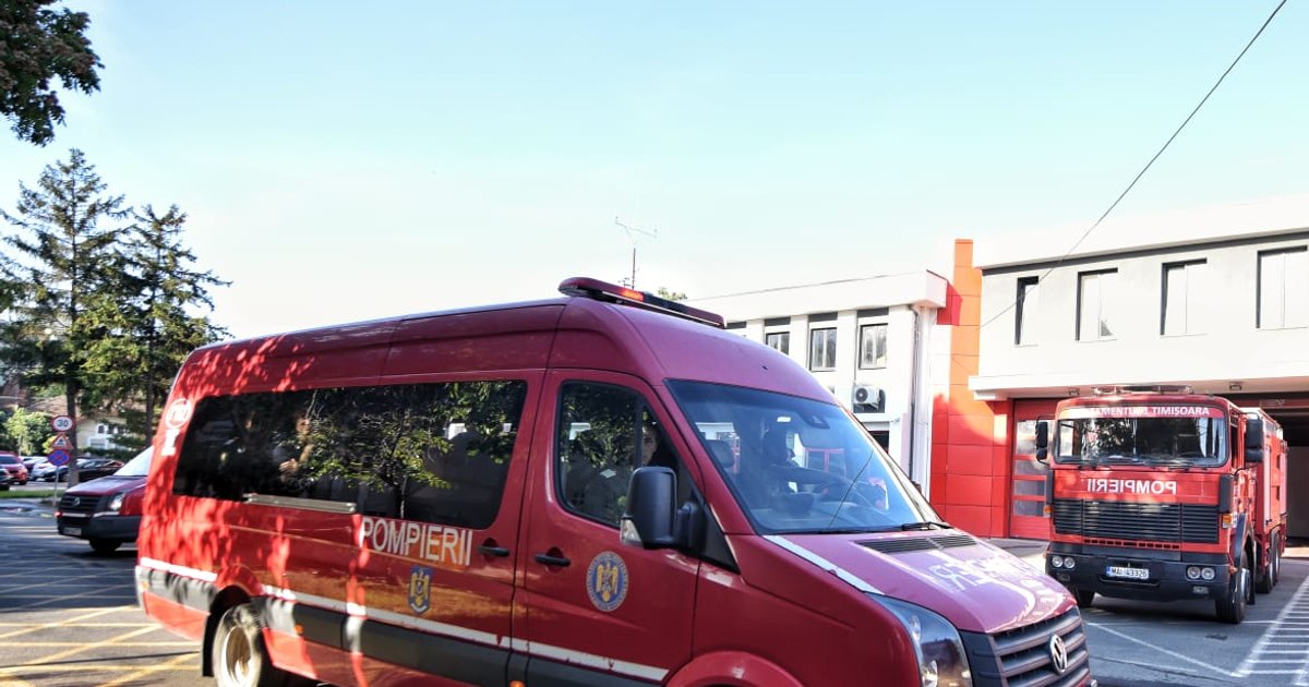 Alertă în Timișoara: Incendiu în bloc, locatari evacuați, fetiță intoxicată cu fum. Alertă în Timișoara: Incendiu în bloc, locatari evacuați, fetiță intoxicată cu fum.