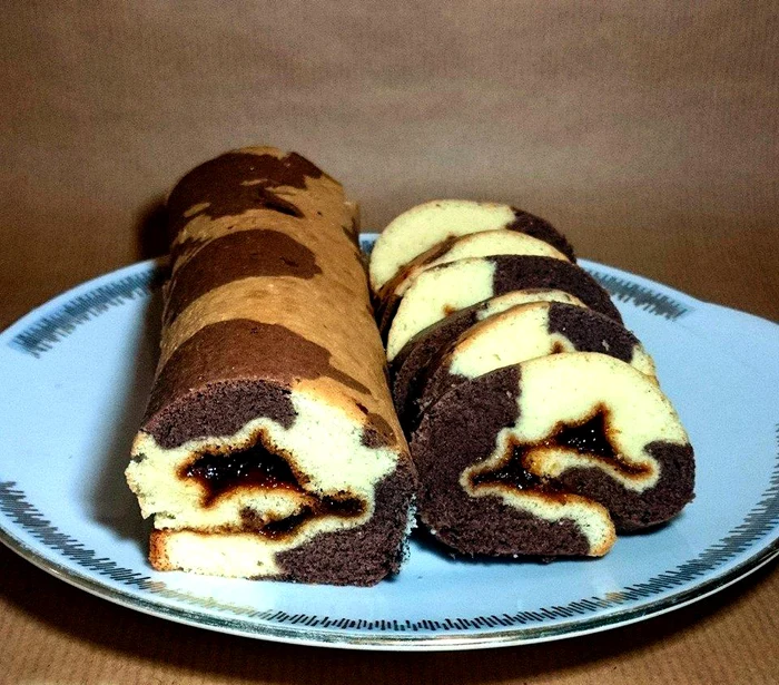 
    Ruladă arlechin cu dulceaţă de portocale   