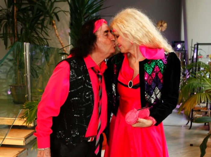 
    Marian Nistor și Dorina Paraschiv au primit un tablou de la pictorul vedetelorfoto: Gheorghe Chelu  