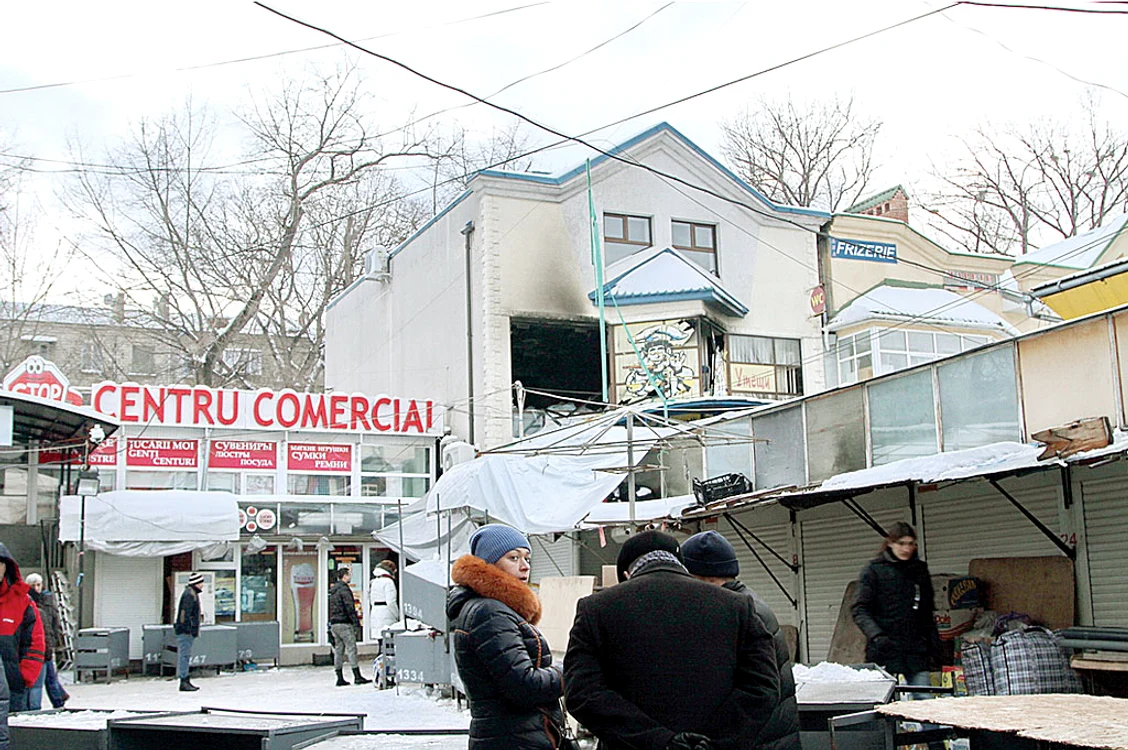 Cafeneaua „La Soacră” se  află într-o clădire cu două  etaje, pe bulevardul Ștefan  cel Mare, din Chișinău