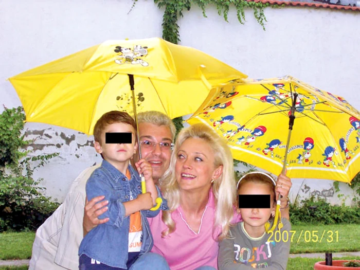 Interpretul mai are doi copii din mariajul cu Lucia, Daria (13 ani) şi Raris (10 ani)