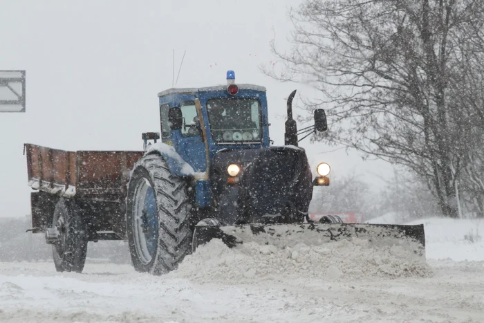 Mai multe drumuri sunt înzăpezite FOTO Dumitru Goncear