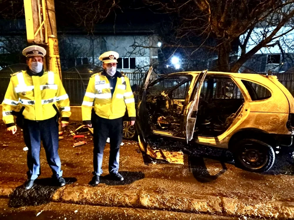 Poliţiştii au acţionat prompt, reuşind să scoată şoferul din maşina în flăcări FOTO Poliţia Neamţ