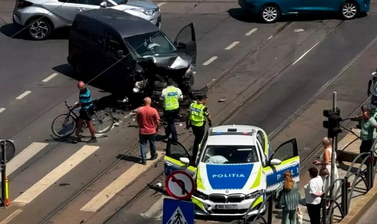 Coliziune între maşina de poliţie şi un autoturism. FOTO: Observator