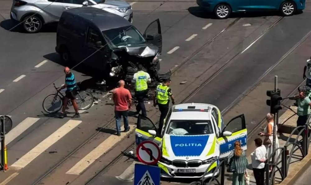 Mașină de poliție din Ilfov, accident în București cu semnalele pornite