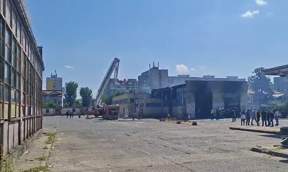 Incendiu violent la Autobaza STB Ferentari din București. Pompierii intervin cu 13 autospeciale